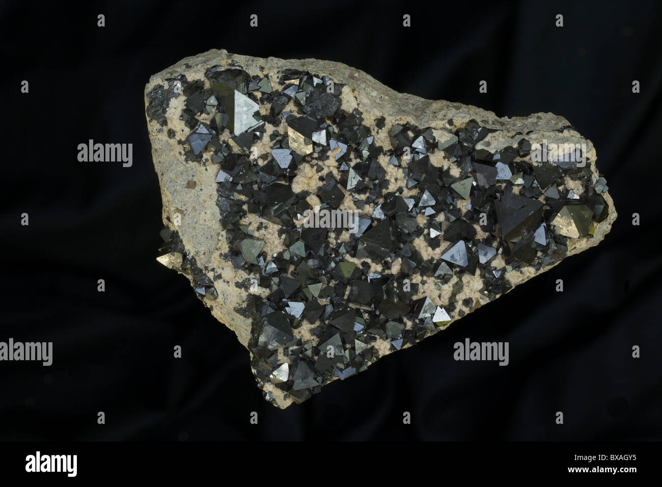La magnetita - Potosí - Bolivia - Huaquio - importante mina de mineral de  hierro - naturalmente - magnética ferroso y óxido férrico Fotografía de  stock - Alamy
