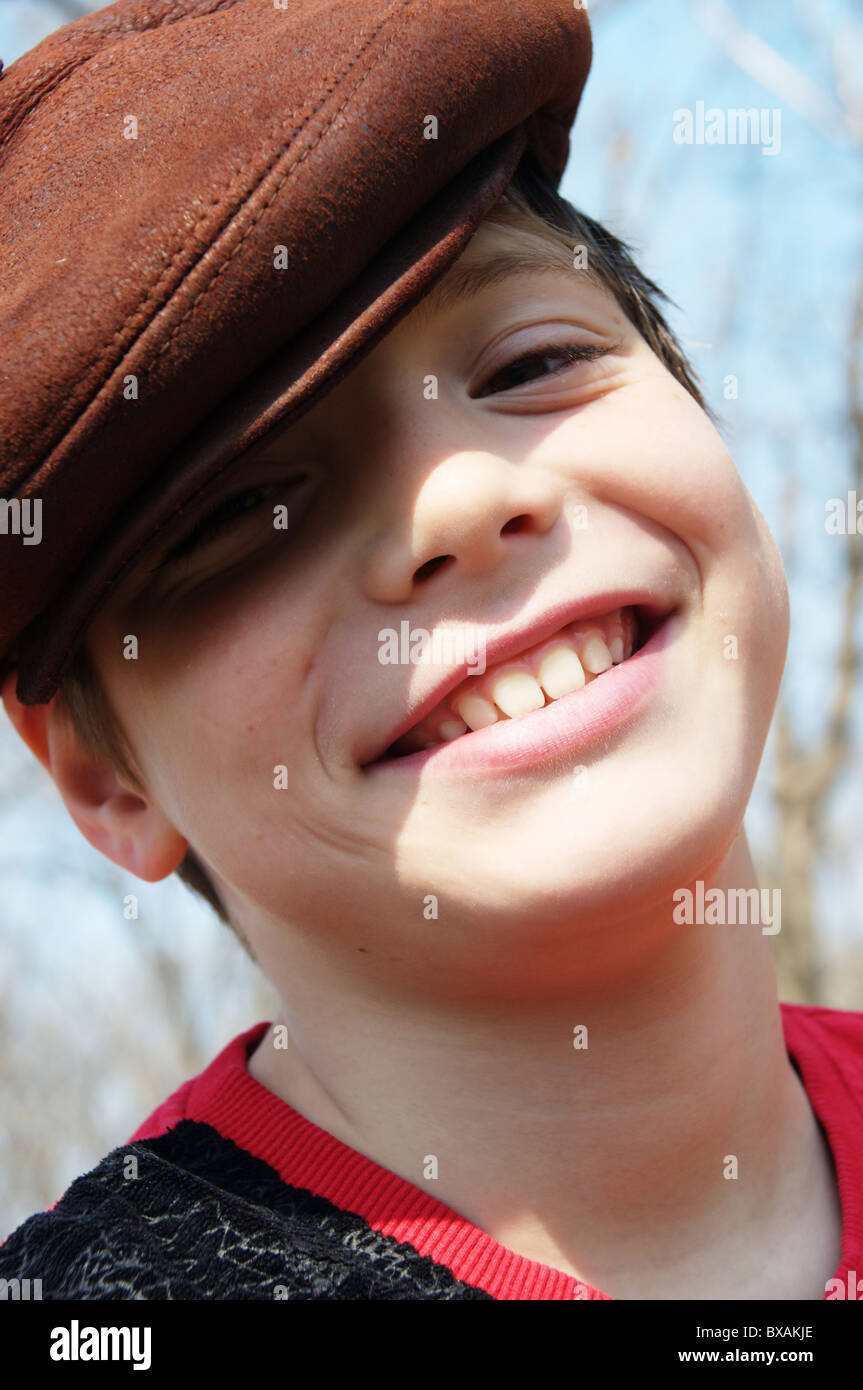 El niño con una tapa en la primavera al aire libre Foto de stock