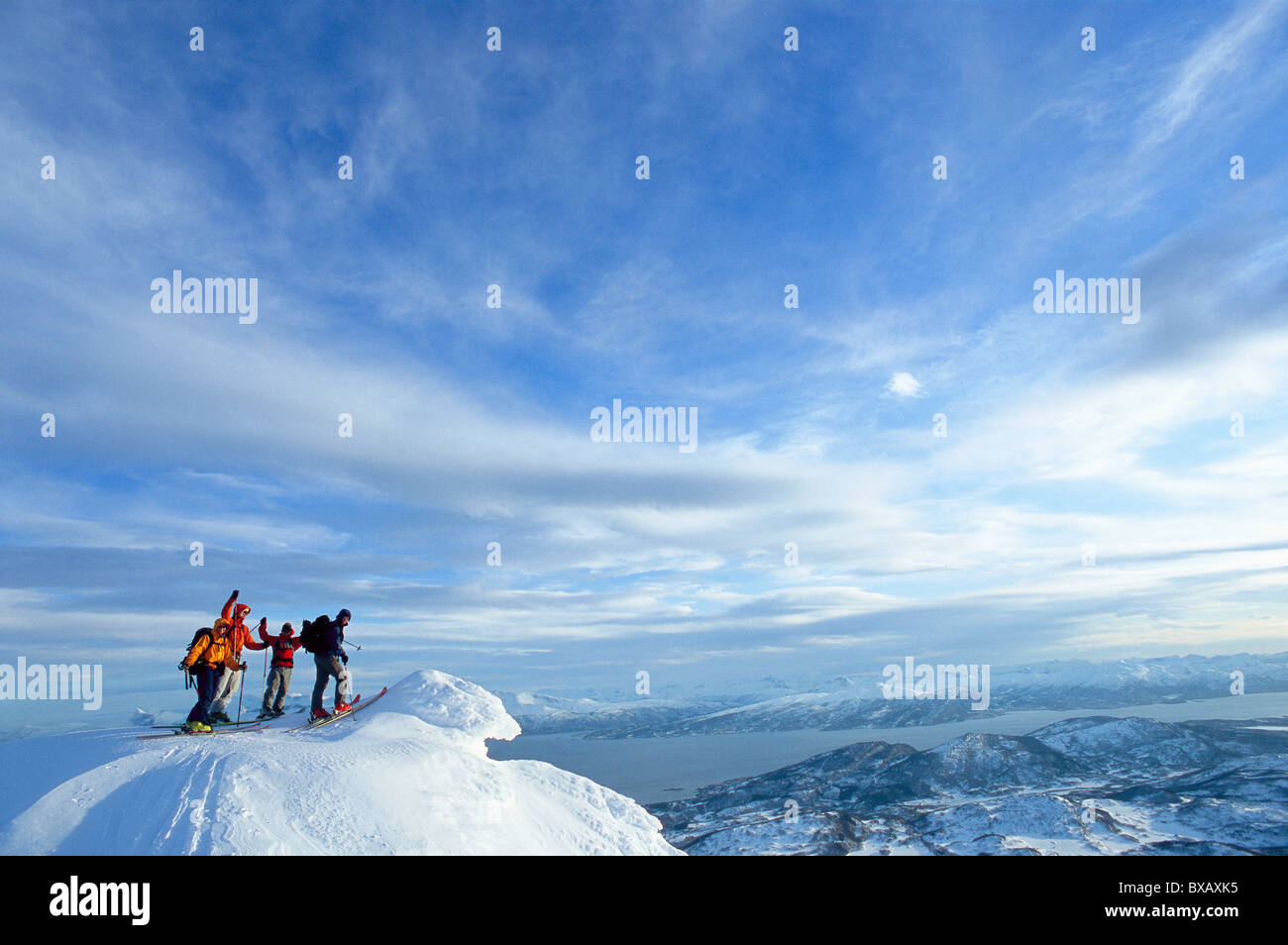Vista lejana de los escaladores de montaña Foto de stock
