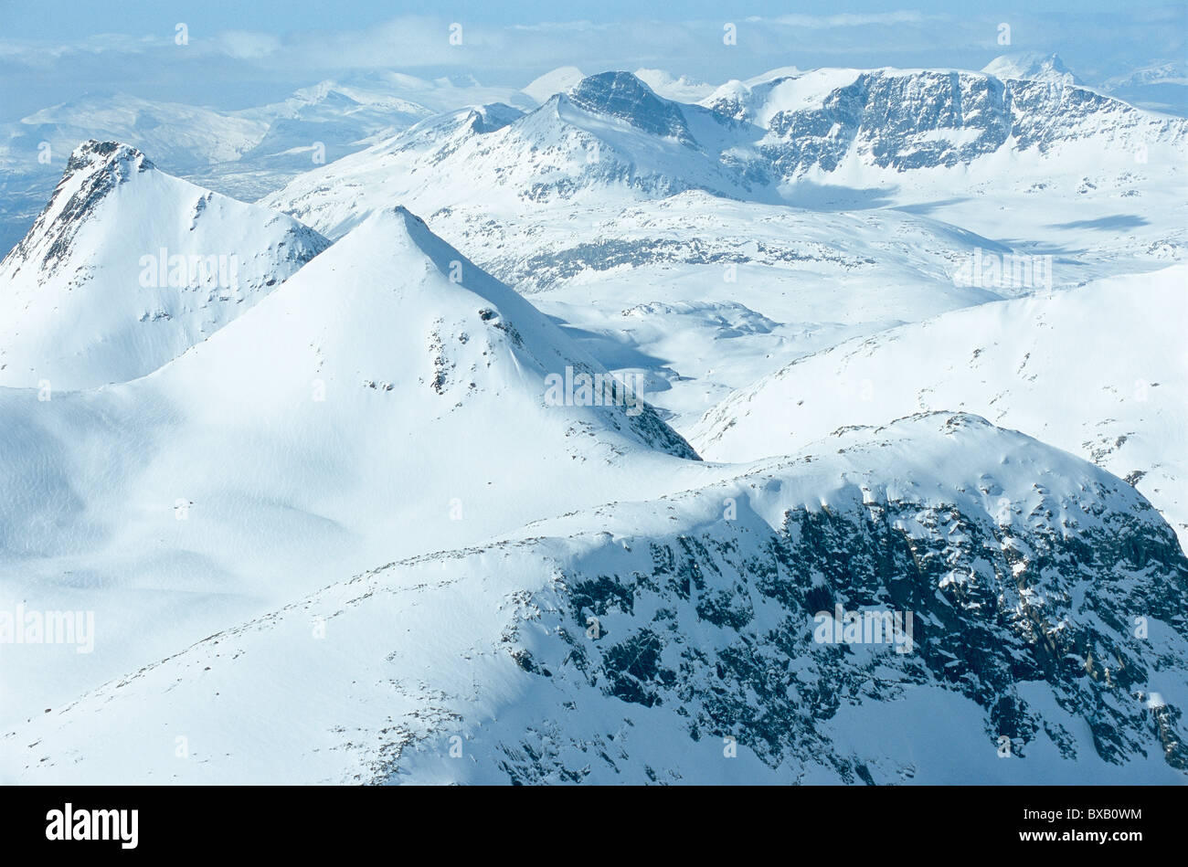 Paisaje de montaña en invierno Foto de stock