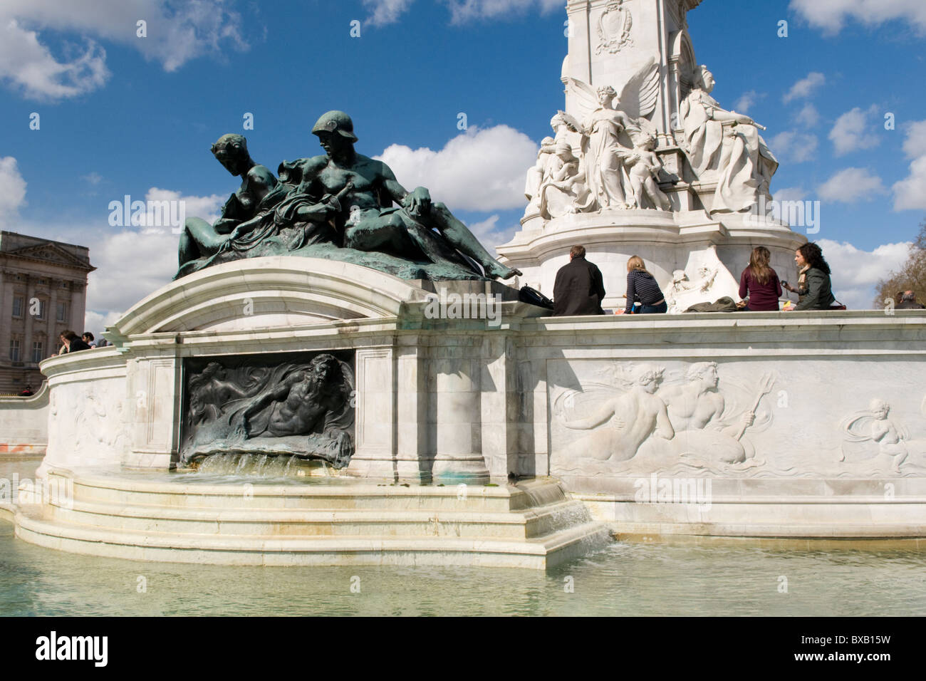 Estatuas de bronce que representan el poderío militar y naval en el monumento de Victoria en Londres Foto de stock