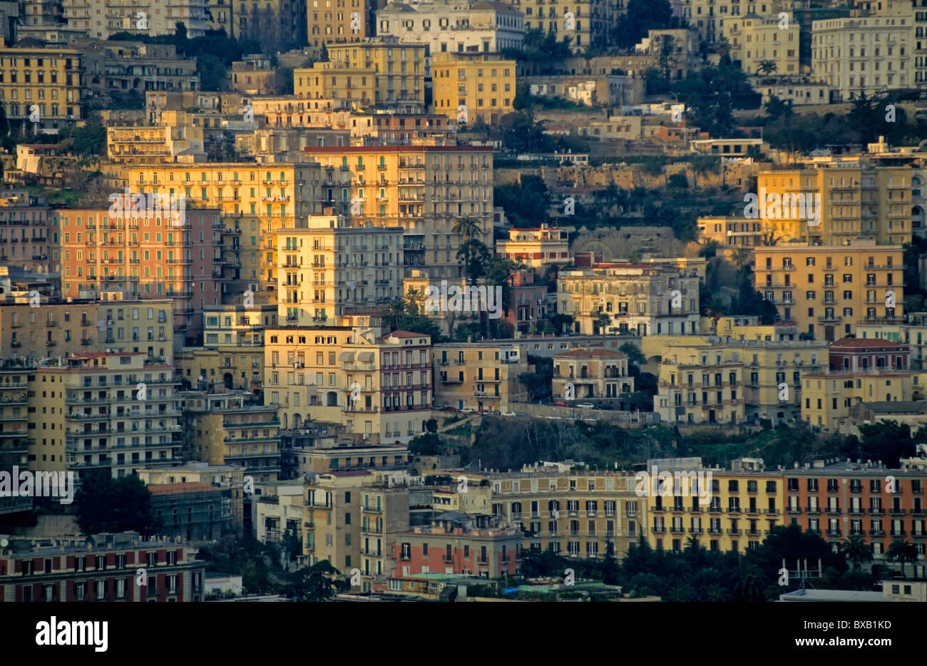 Distrito de Posillipo, Nápoles, Italia - al anochecer. Foto de stock