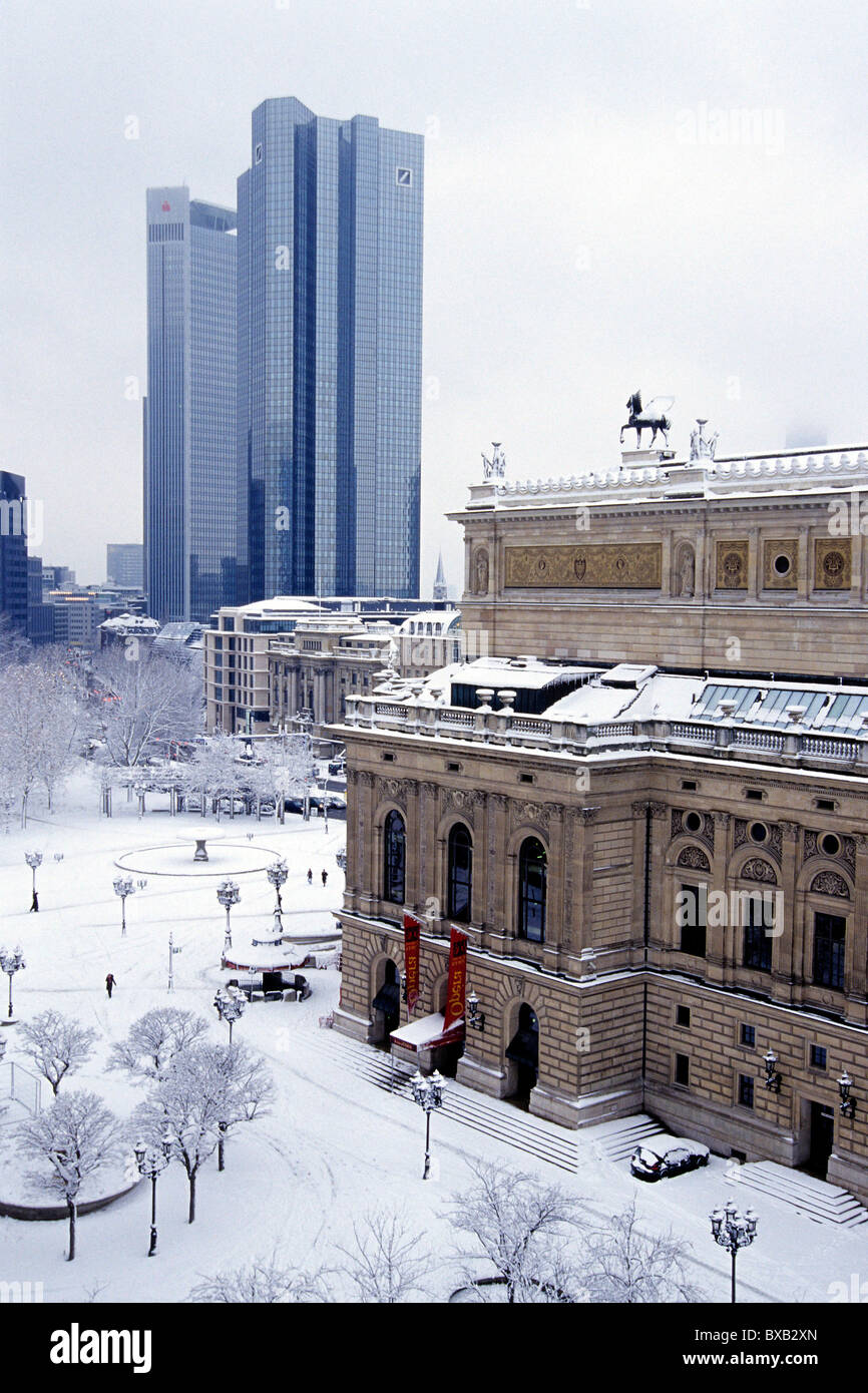 La vieja ópera, Alter Oper, en invierno, la nieve Opernplatz Square, Deutsche Bank en la espalda, Frankfurt am Main, Hesse. Foto de stock