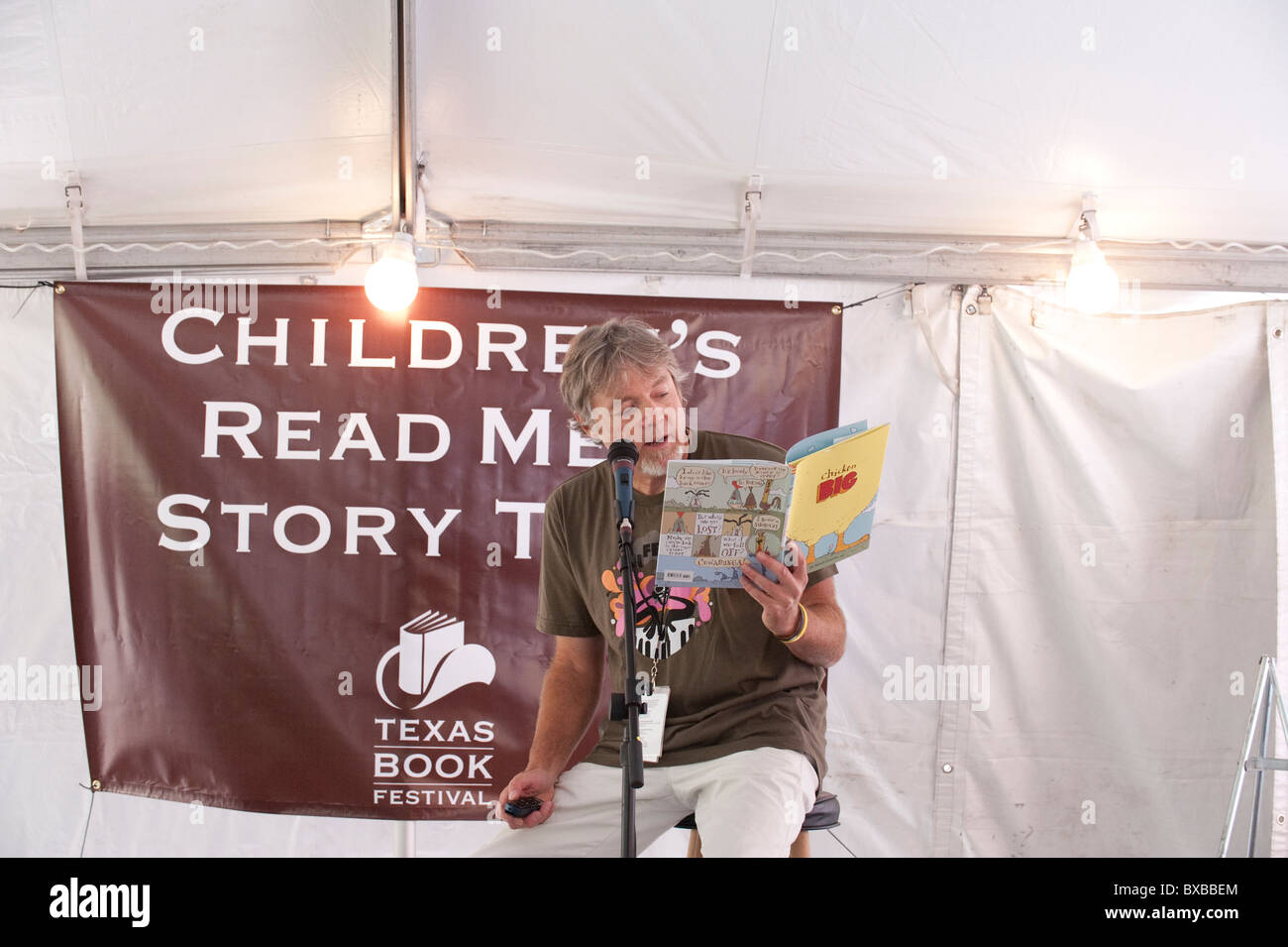 Libro de niños el autor e ilustrador Keith tumbas lee su libro pollo grande en el Festival del Libro de Texas en Austin Foto de stock