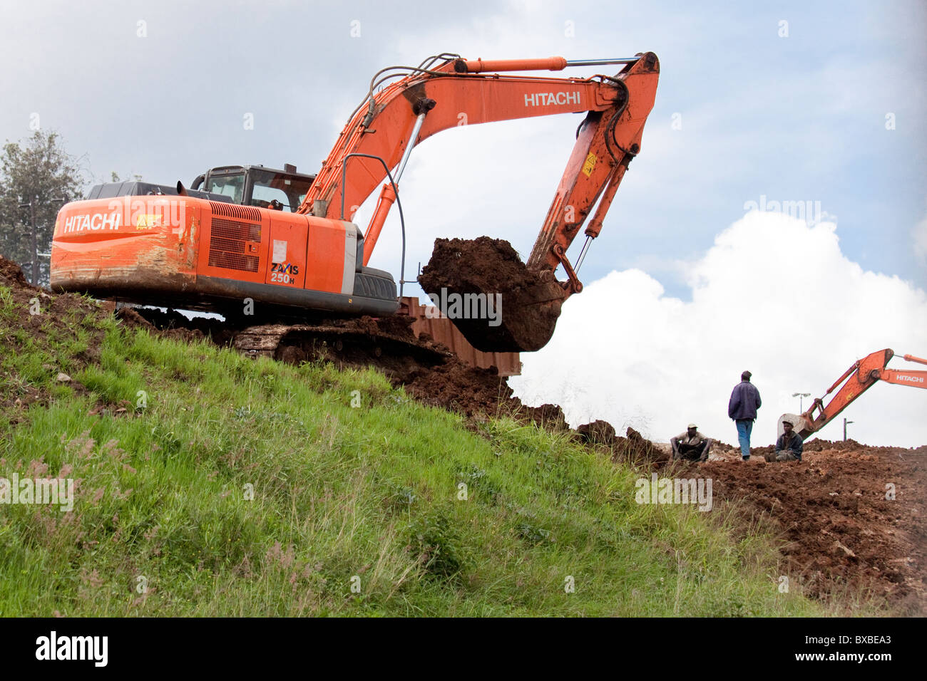 Excavadora o digger equipos pesados trabajan en la construcción de carreteras en Nairobi, Kenia Foto de stock