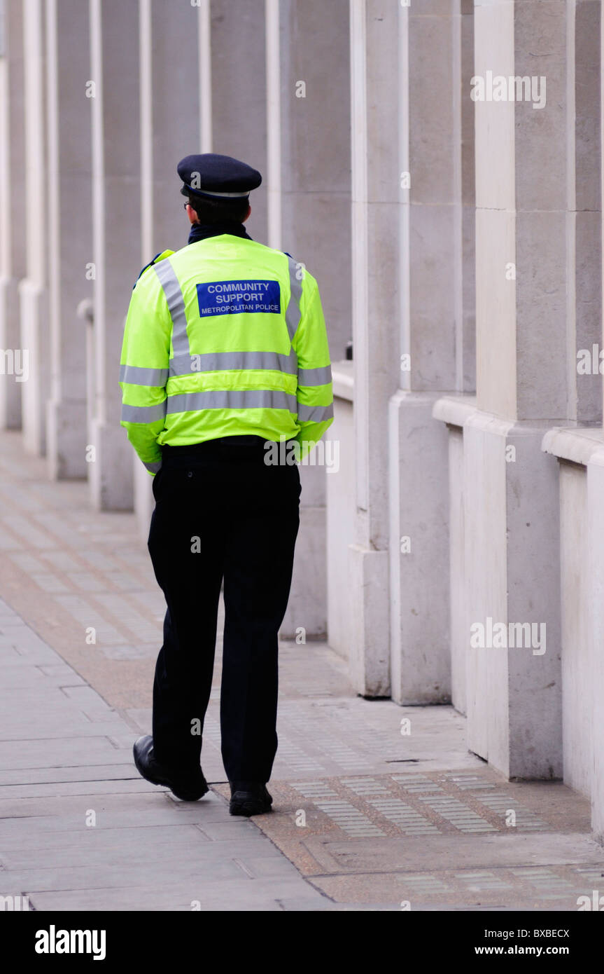Un oficial de la Policía Metropolitana de apoyo comunitario en el compás, Londres, Inglaterra, Reino Unido. Foto de stock