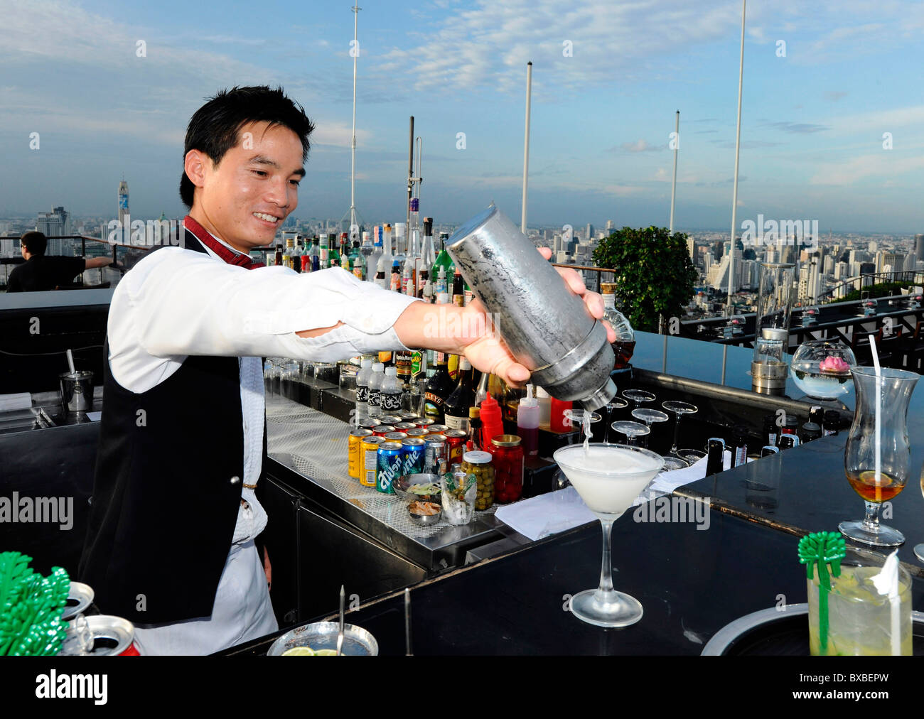 Barman mezclando una bebida bajo el cielo abierto, Bangkok, Tailandia, Asia Foto de stock
