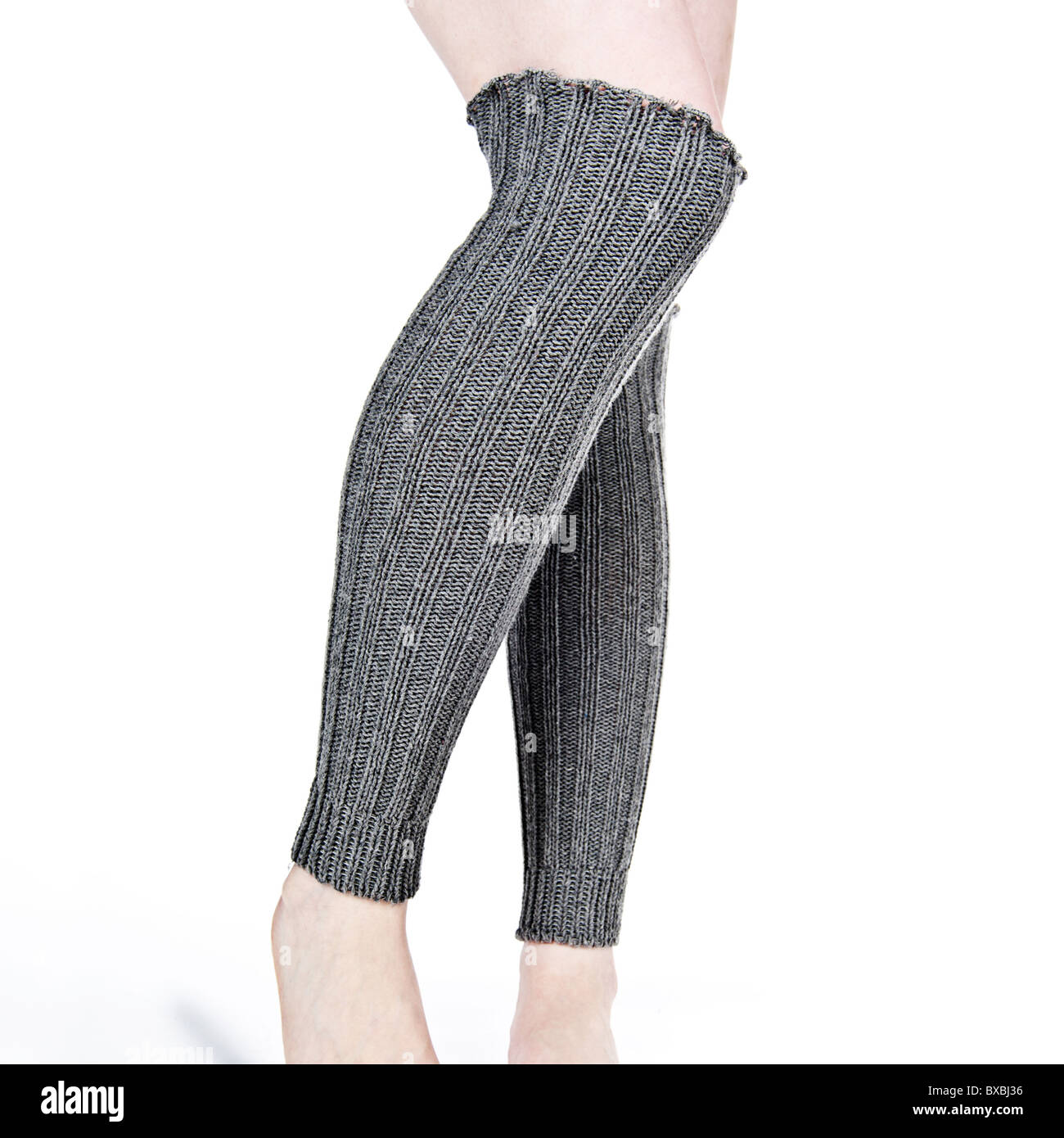 Piernas con las rodillas gris calentadores de pierna Fotografía de stock -  Alamy