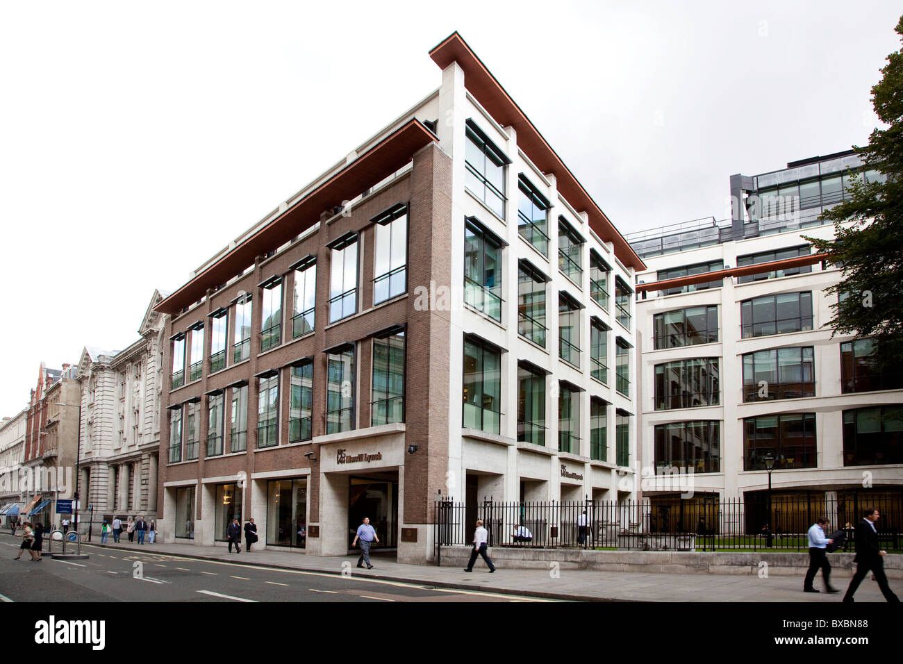 Sede del banco de inversiones y la compañía de servicios financieros Merrill Lynch en Londres, Inglaterra, Reino Unido, Europa Foto de stock