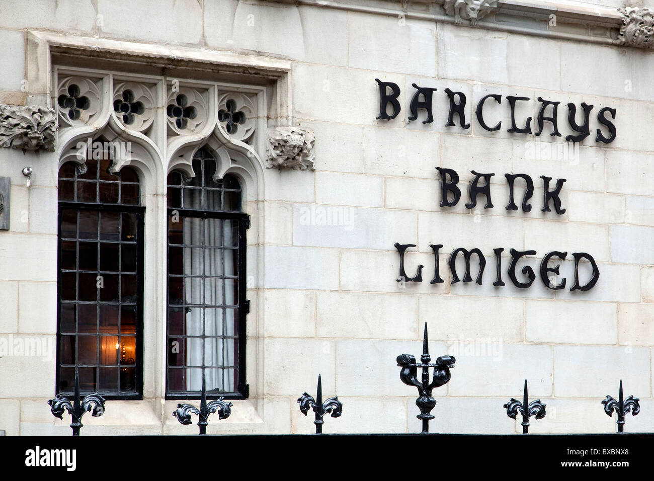 Filial del banco Barclays en un antiguo edificio en Londres, Inglaterra, Reino Unido, Europa Foto de stock