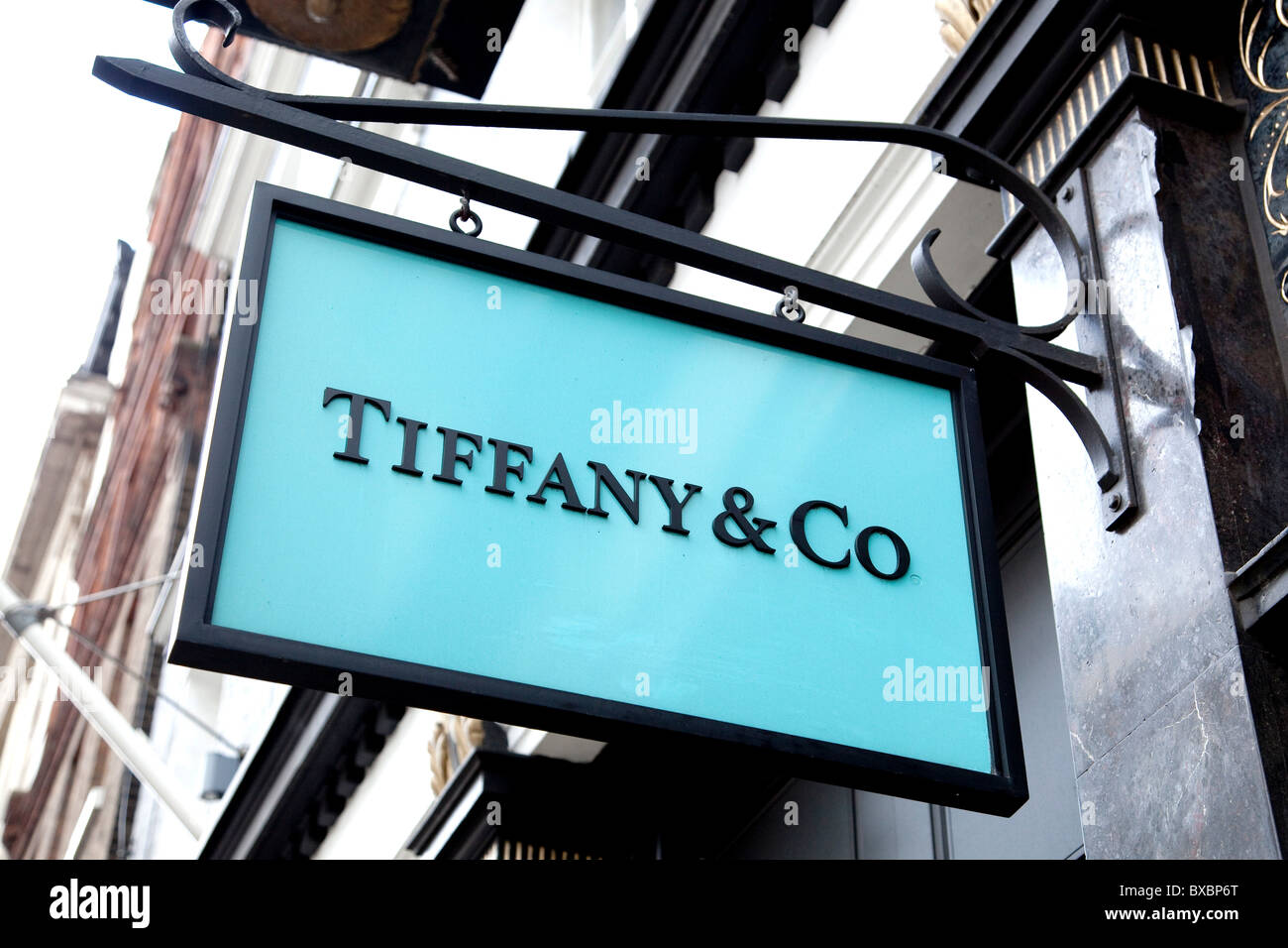 Logotipo en una tienda de Tiffany en Londres, Inglaterra, Reino Unido, Europa Foto de stock
