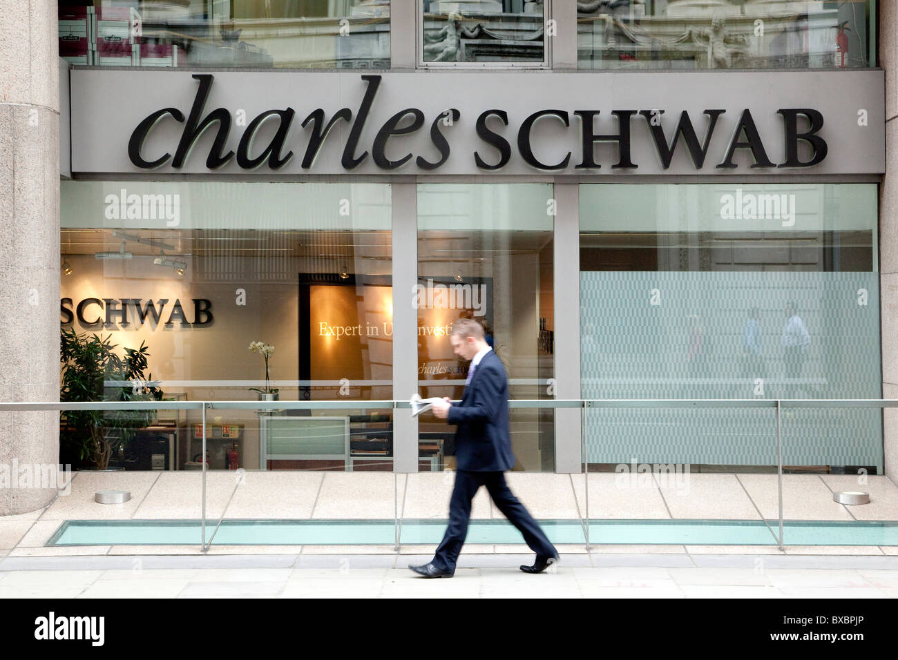 Almacenar los servicios financieros y el agente inmobiliario Charles Schwab en Londres, Inglaterra, Reino Unido, Europa Foto de stock