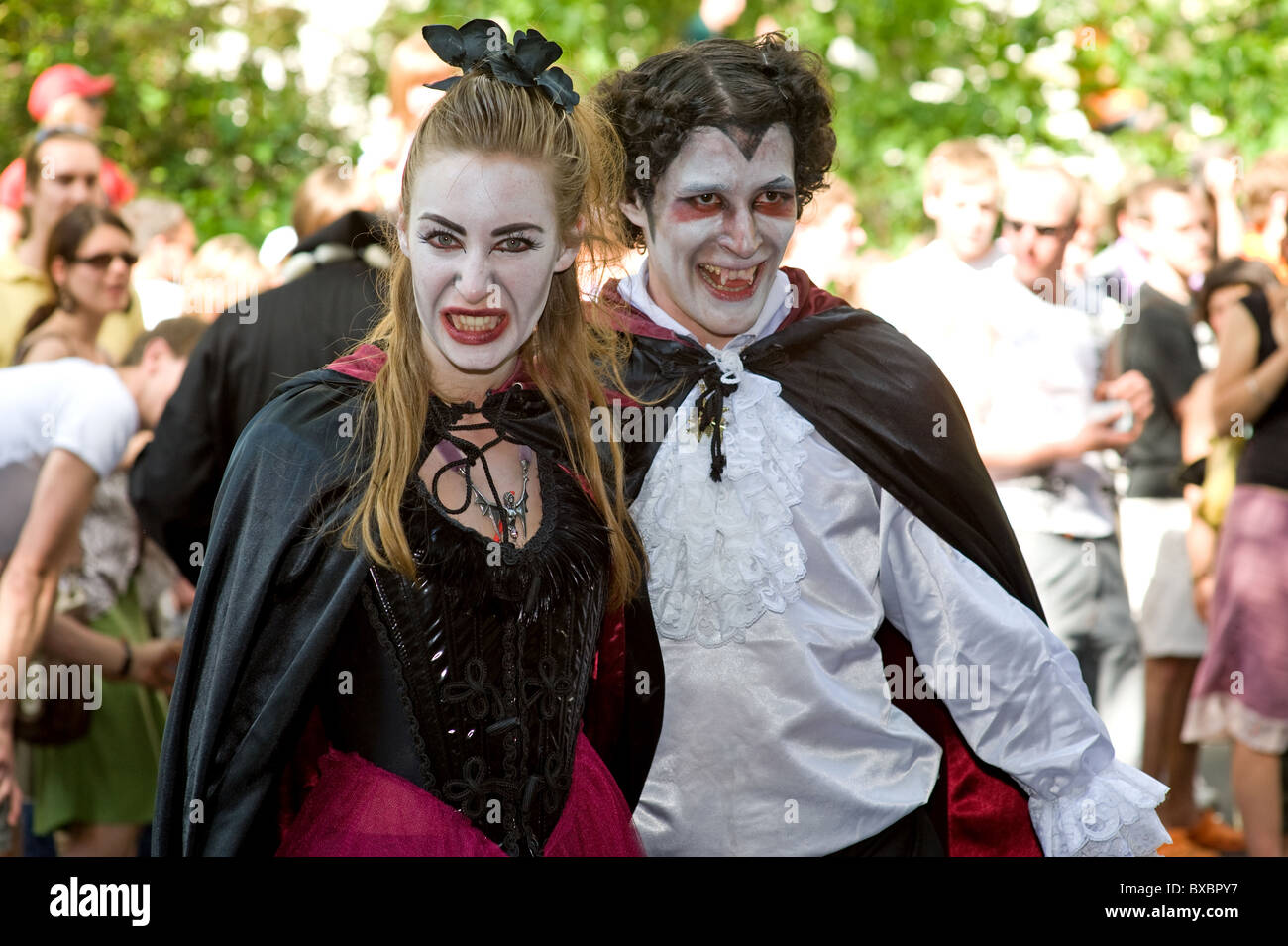 Una pareja vestida como vampiros en el Carnaval de las Culturas, Berlín, Alemania Foto de stock