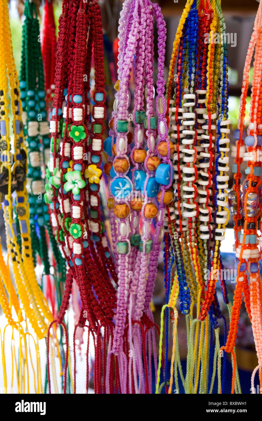 Variedad de coloridas mexicano joyería artesanal para la venta en un  mercado callejero Fotografía de stock - Alamy