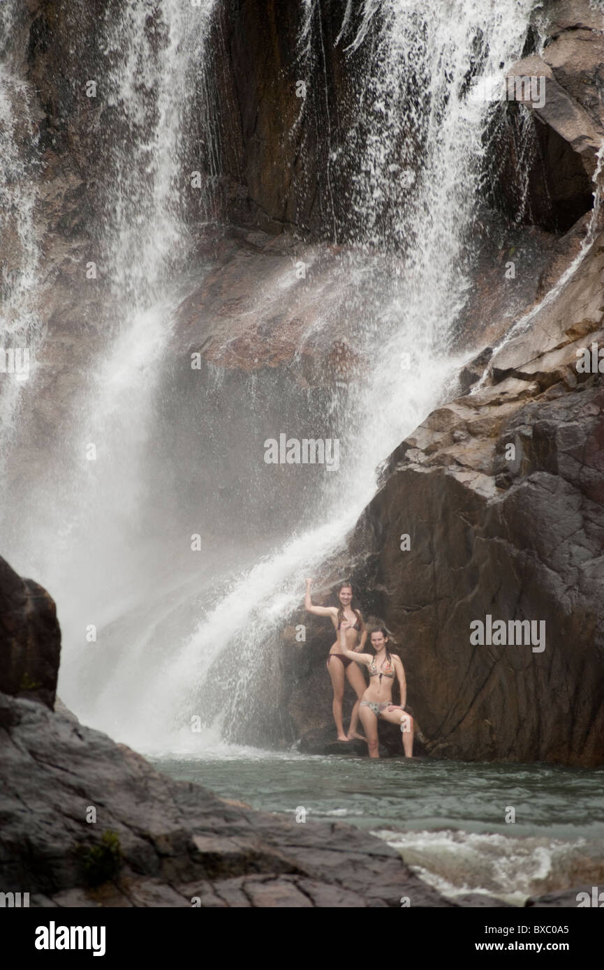 Dos mujeres en bikini en la Reserva de Mountain Pine Ridge, Cascada, Península de Yucatán, Belice, Centroamérica Foto de stock