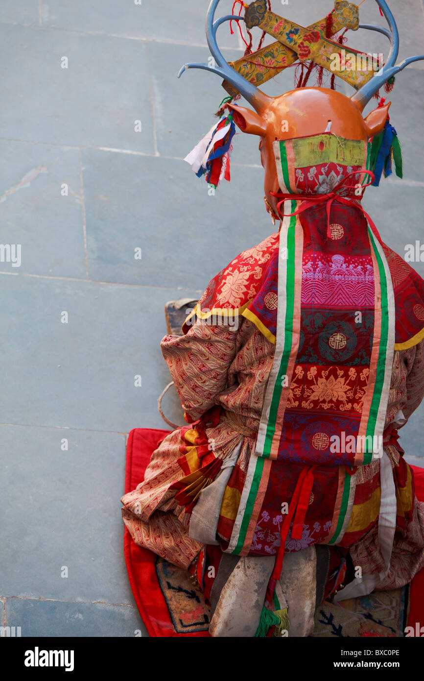 Máscara budista bailarina en un traje de ciervo Thiksey Gustor realizar durante el festival. Foto de stock