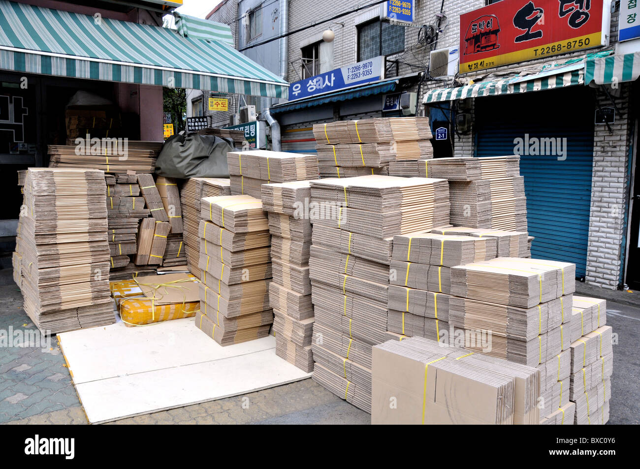 Envases de cartón en Seúl, Corea del Sur, de la calle Foto de stock