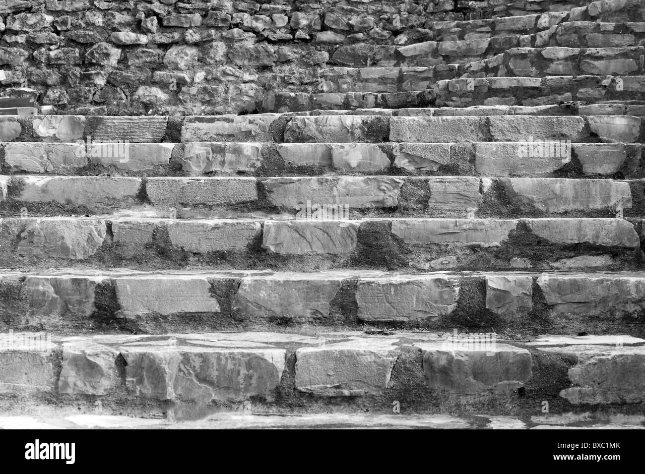Escaleras De Piedra Artificial Con Muro De Piedra En Antecedentes Fotografia De Stock Alamy