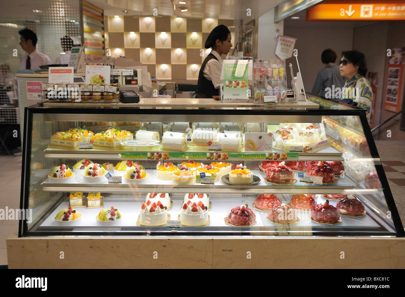 Tienda de venta de pasteles de frutas de la estación Shinjuku, Tokio, Japón  Fotografía de stock - Alamy