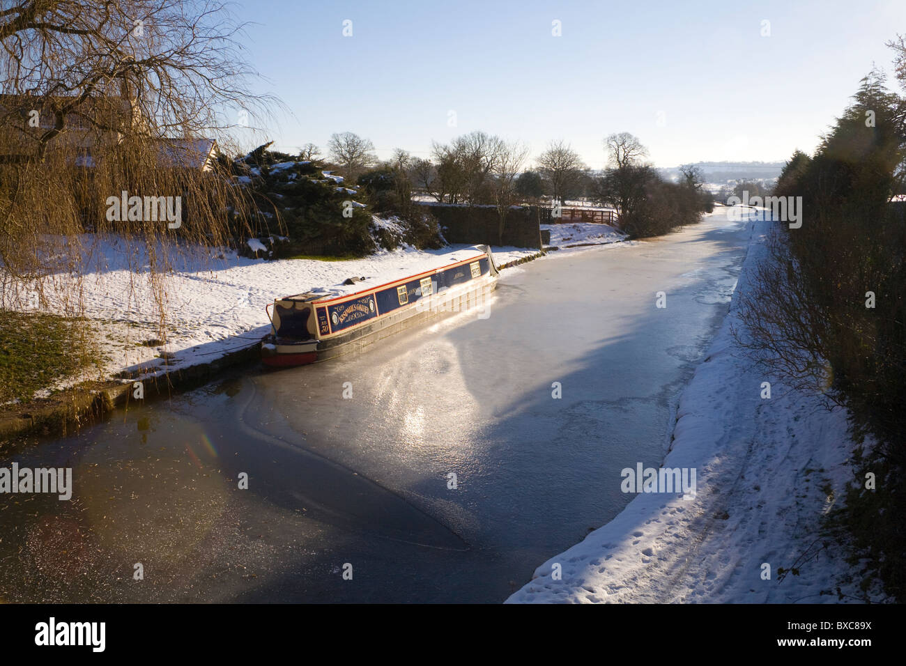 Inglaterra Diciembre Narrowboat Cheshire atrapado en el hielo de un canal Maccesfield congelados Foto de stock