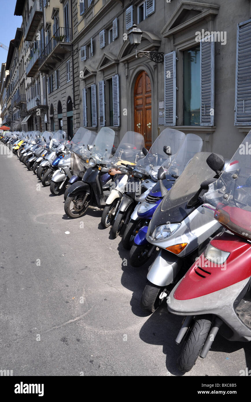 Vespa aparcamiento en Florencia Toscane Italie Foto de stock