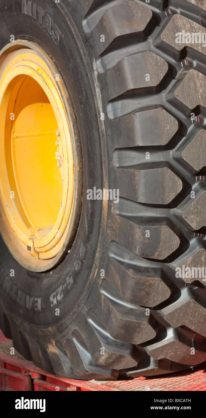 Superficie de un nuevo neumático de cargador frontal Foto de stock