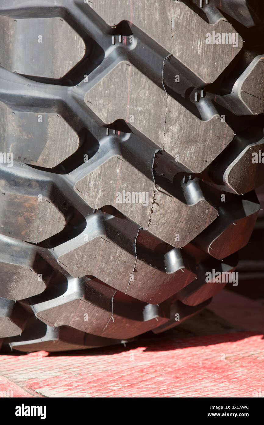 Superficie de un nuevo neumático de cargador frontal Foto de stock