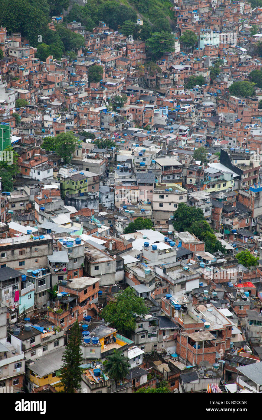 Una vista aérea del mosaico de casas en la comunidad de la Favela Rocinha en Río de Janeiro en Brasil Foto de stock