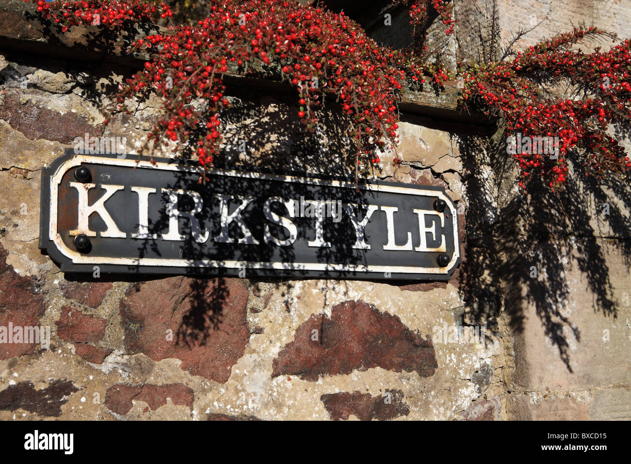 El nombre de la calle Kirkstyle, el camino a la iglesia o KIRK, Biggar, South Lanarkshire, Escocia, Reino Unido Foto de stock