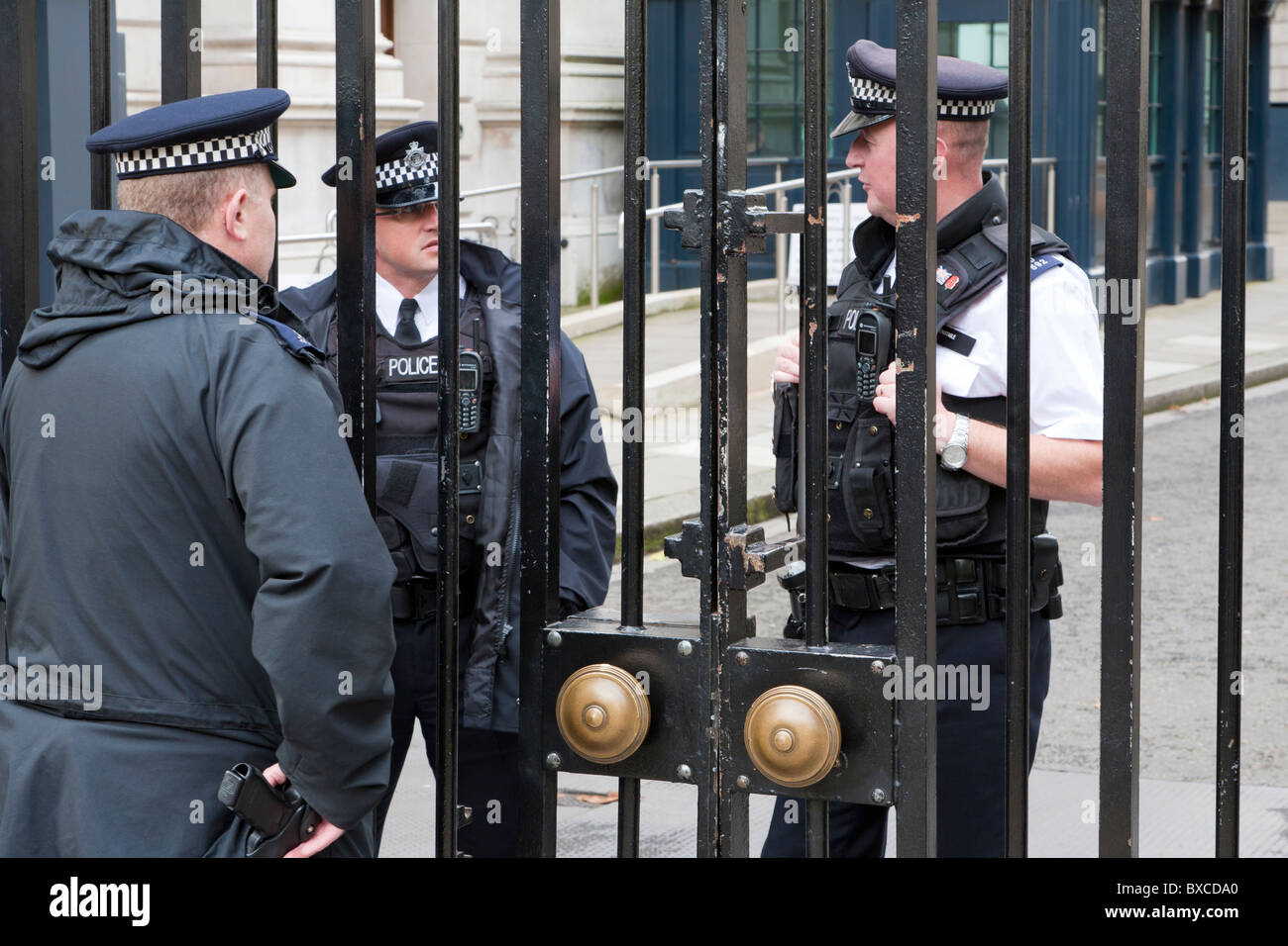 Barrera, guardias, Downing Street nº10, la residencia del Primer Ministro, Londres, Inglaterra, Gran Bretaña Foto de stock