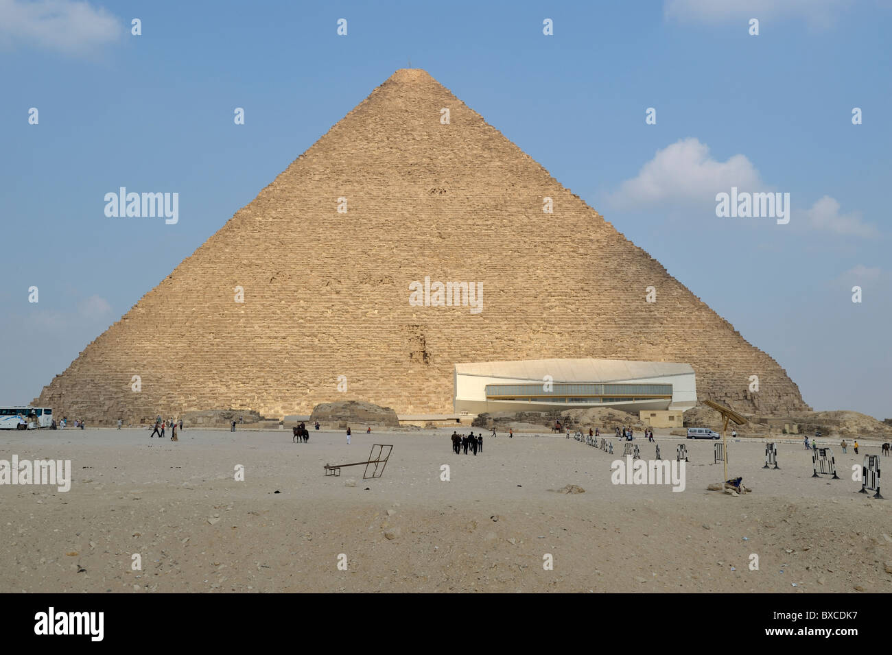 La Pirámide de Khufu y barco museo, en Giza, Egipto 081112 31998 Foto de stock