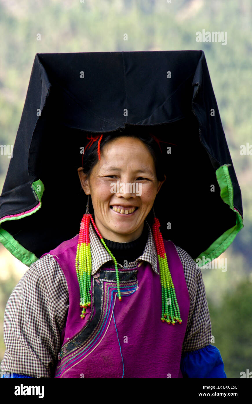 Yi mujer vistiendo un sombrero tradicional, Shangri-la, Yunnan, China Foto de stock