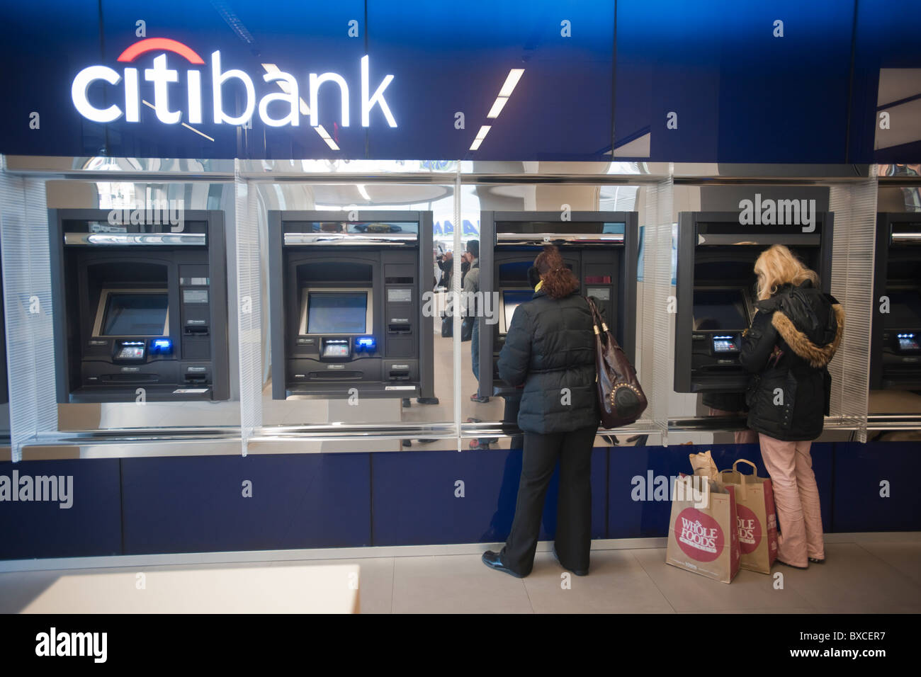 Los cajeros automáticos en el Citibank de Nueva insignia de la rama de alta  tecnología en el vecindario de Union Square de Nueva York Fotografía de  stock - Alamy