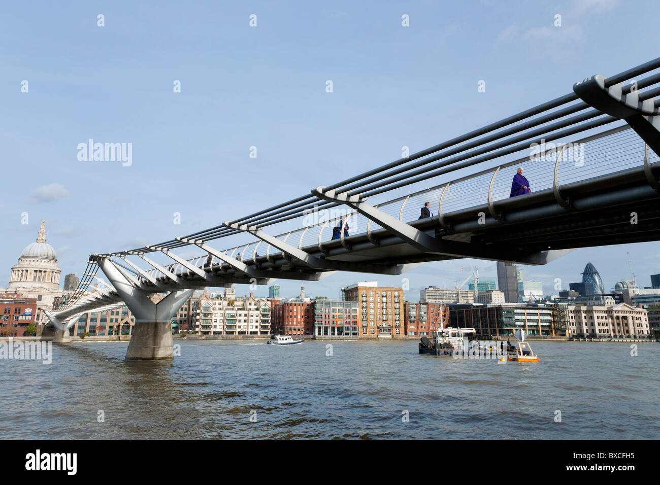 Los peatones, el Millenium Bridge, el río Támesis, el ST. La Catedral de San Pablo, Londres, Inglaterra, Gran Bretaña Foto de stock
