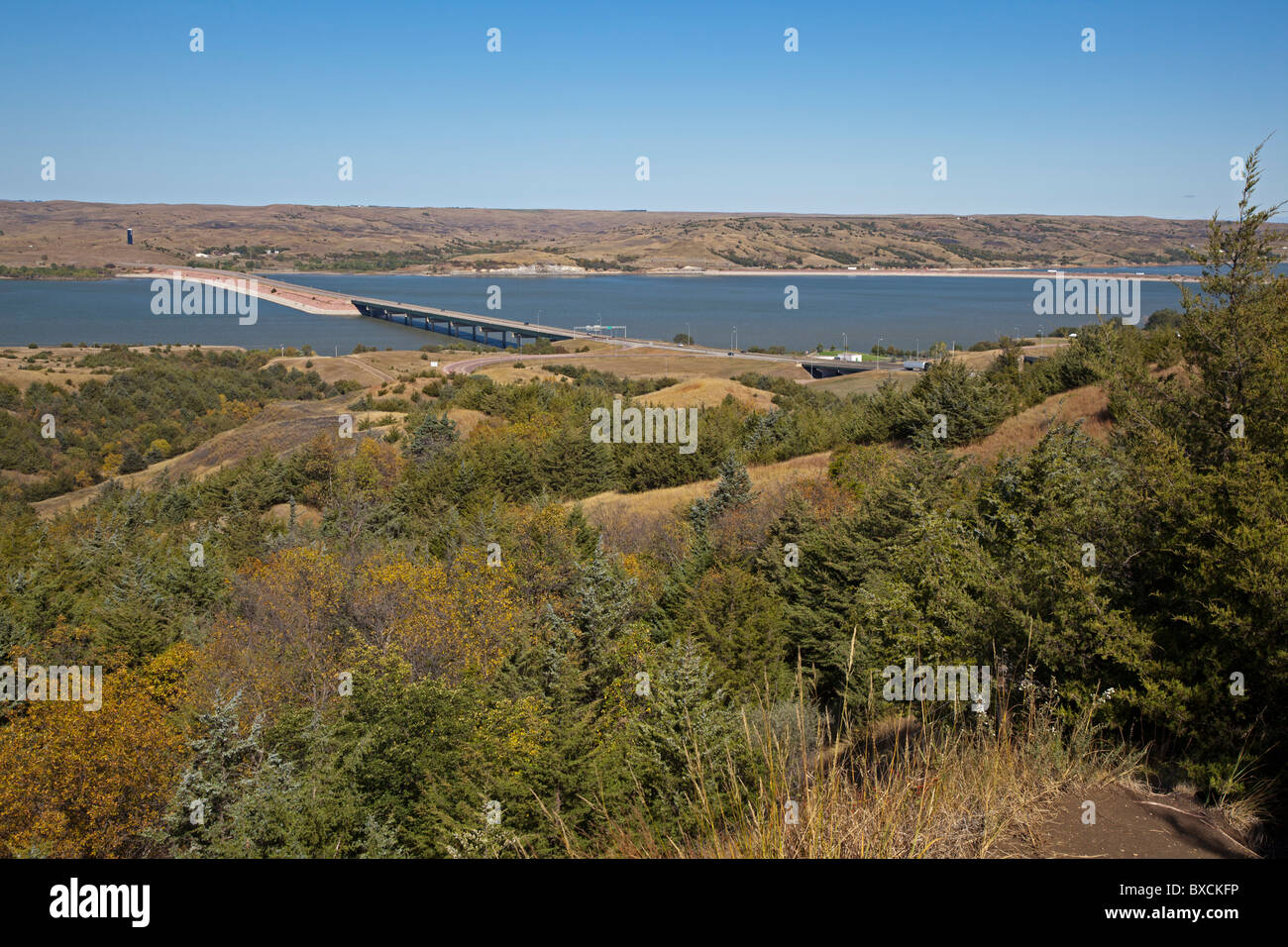 Chamberlain, South Dakota - El Río Missouri y la autopista Interestatal 90 puente sobre el río. Foto de stock