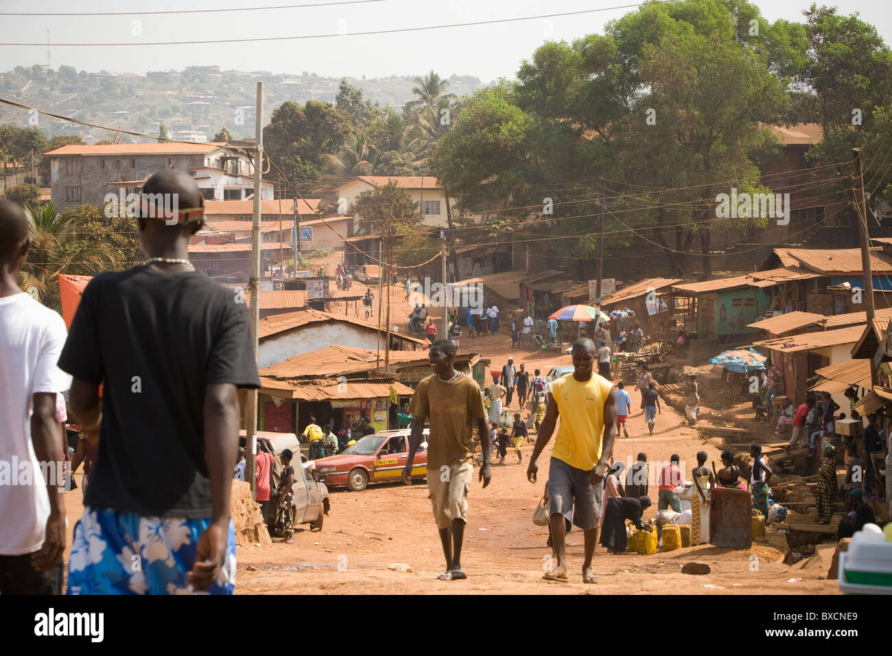Las calles atestadas de Freetown, Sierra Leona, en África occidental. Foto de stock