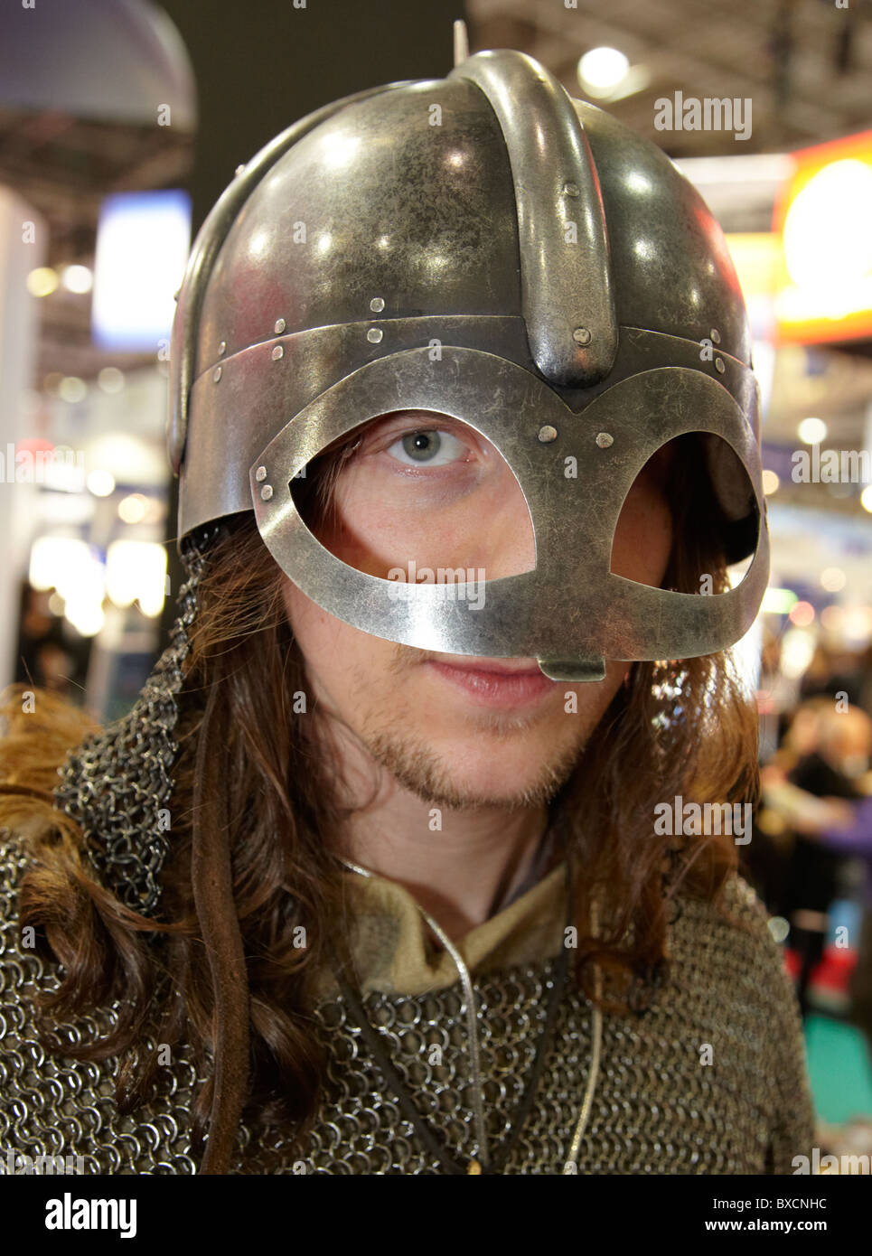 Hombre en armadura Vikinga London UK Europa Fotografía de stock