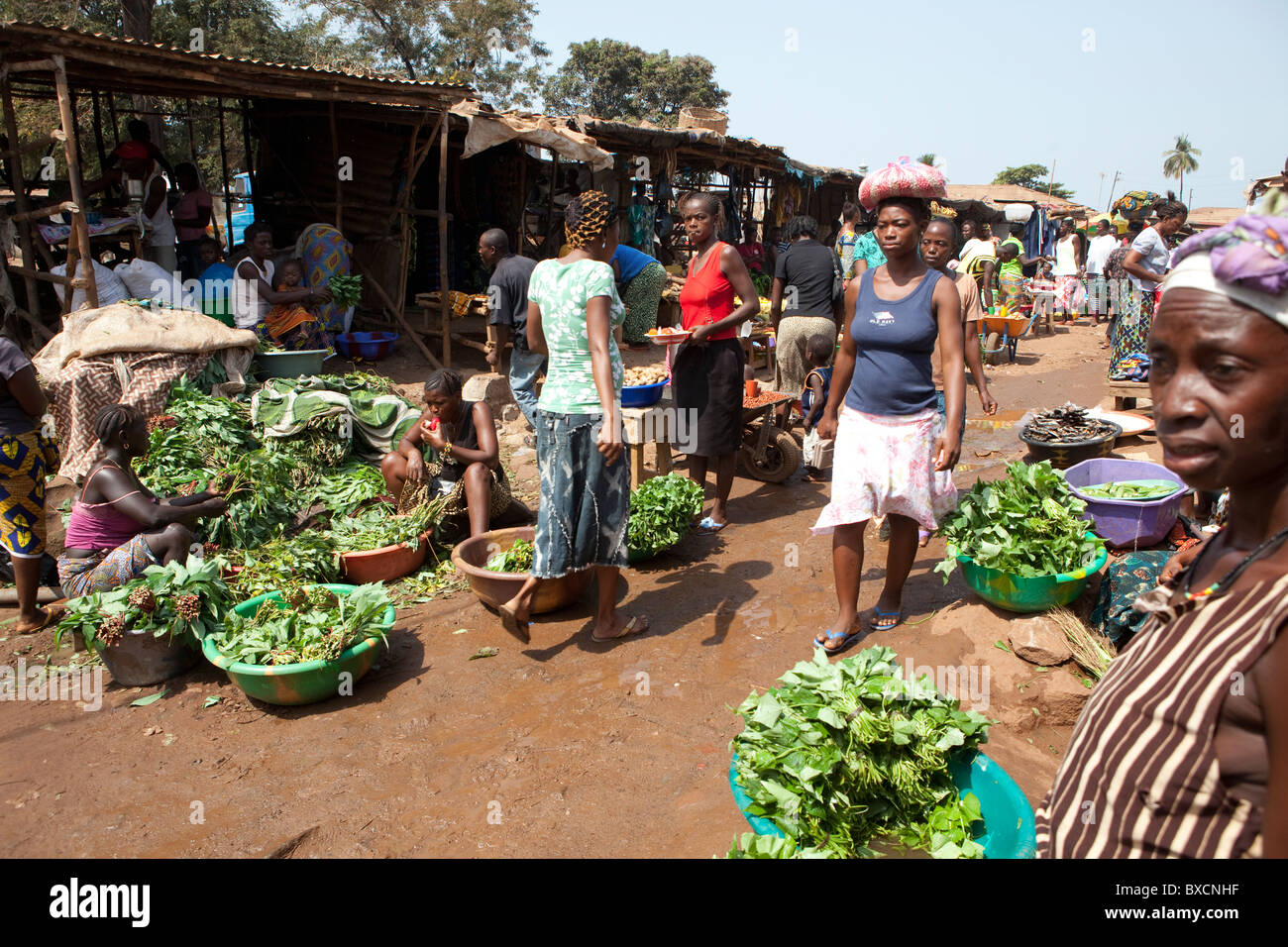 Los compradores caminando a través de un concurrido mercado de Freetown, Sierra Leona, en África occidental. Foto de stock