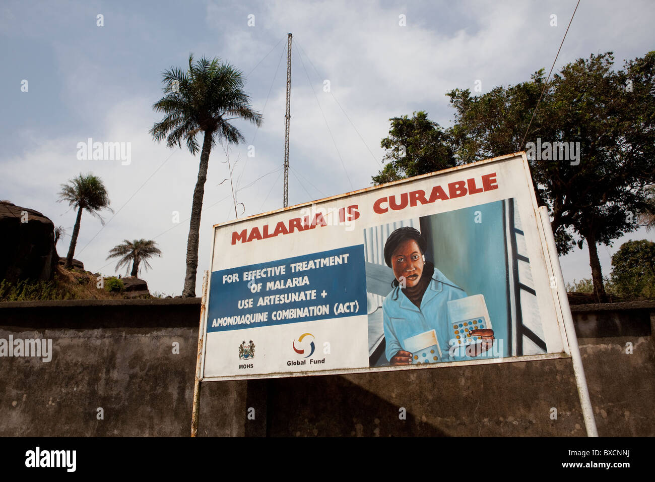 Un anuncio de servicio público de la malaria se asienta a lo largo de una calle en Freetown, Sierra Leona, en África occidental. Foto de stock