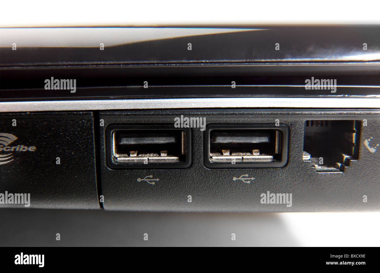 Puertos USB mostrando Tridente Símbolo Universal Serial Bus para conectar  periféricos de ordenador Fotografía de stock - Alamy