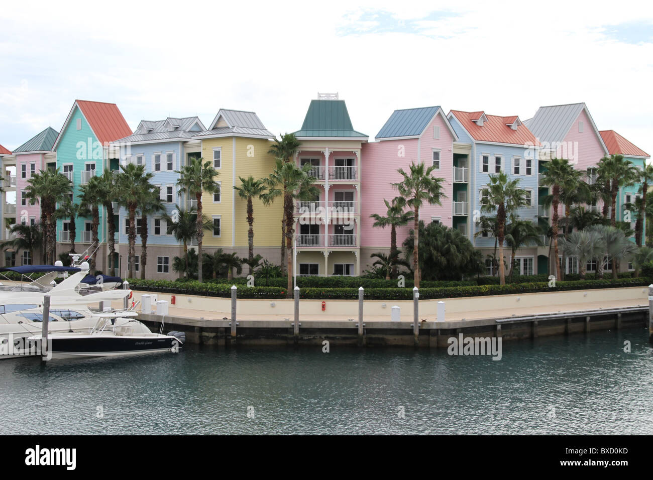Hermoso color casas de Bahamas en Nassau Fotografía de stock - Alamy
