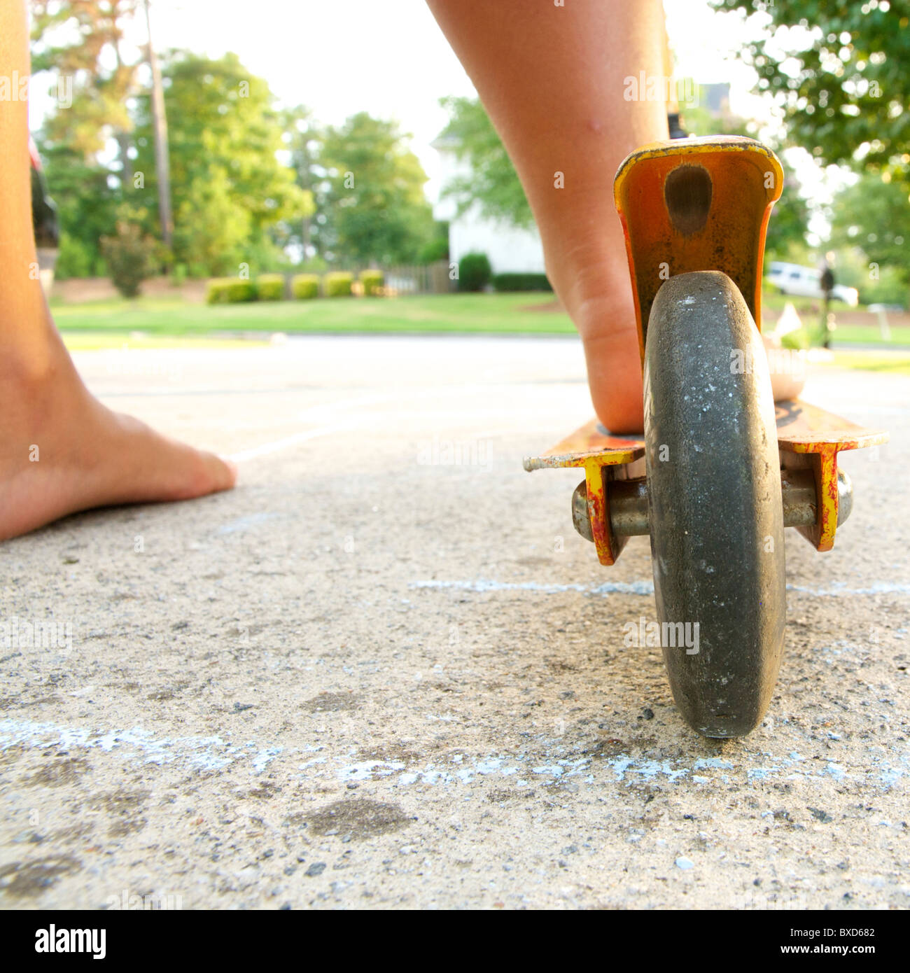 Joven montando un scooter. Foto de stock