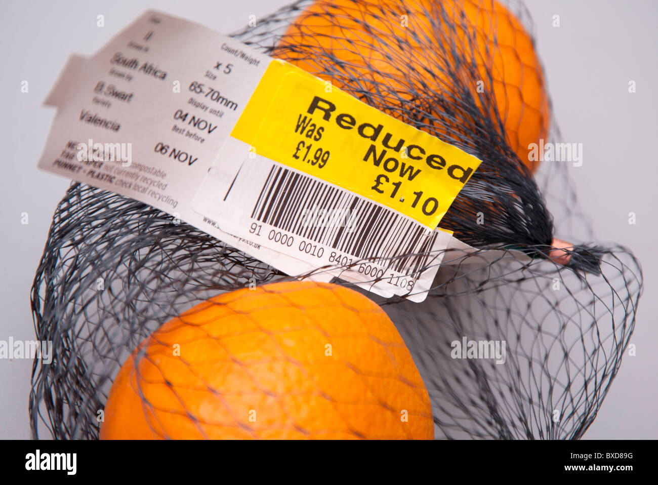 Las naranjas a precio reducido del supermercado Foto de stock