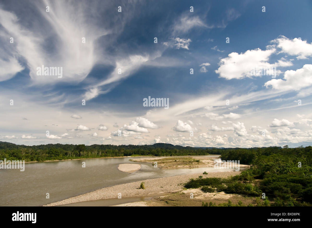 Hermoso paisaje del río Napo en la cuenca amazónica del Ecuador Foto de stock