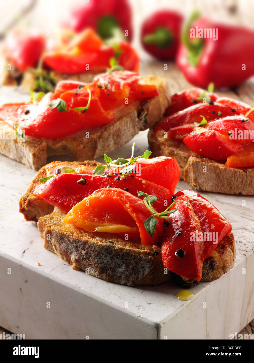 Pimientos rojos asados en sándwiches de pan de centeno tostado - Pinchos  Fotografía de stock - Alamy