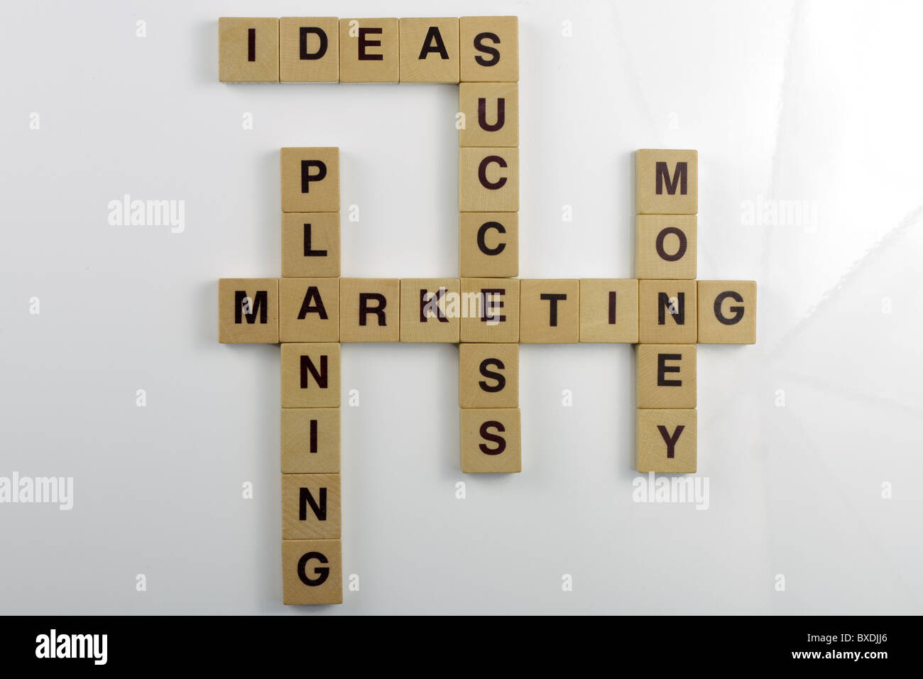 Carta de madera imanes dispuestos como un crucigrama con términos de