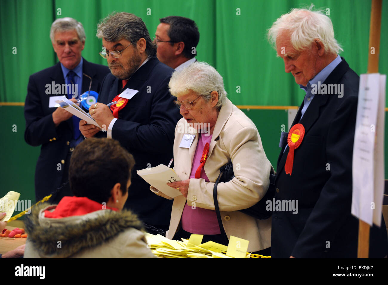 2010 recuento de las elecciones generales celebradas en el K2 en Crawley - Partido Político escrutadores supervisar el recuento de los votos emitidos Foto de stock