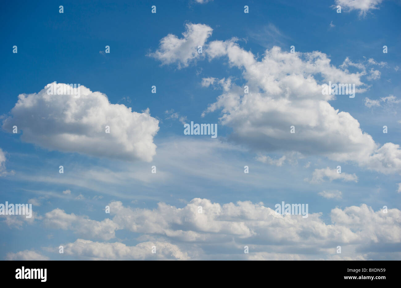 Nubes en el cielo azul Foto de stock