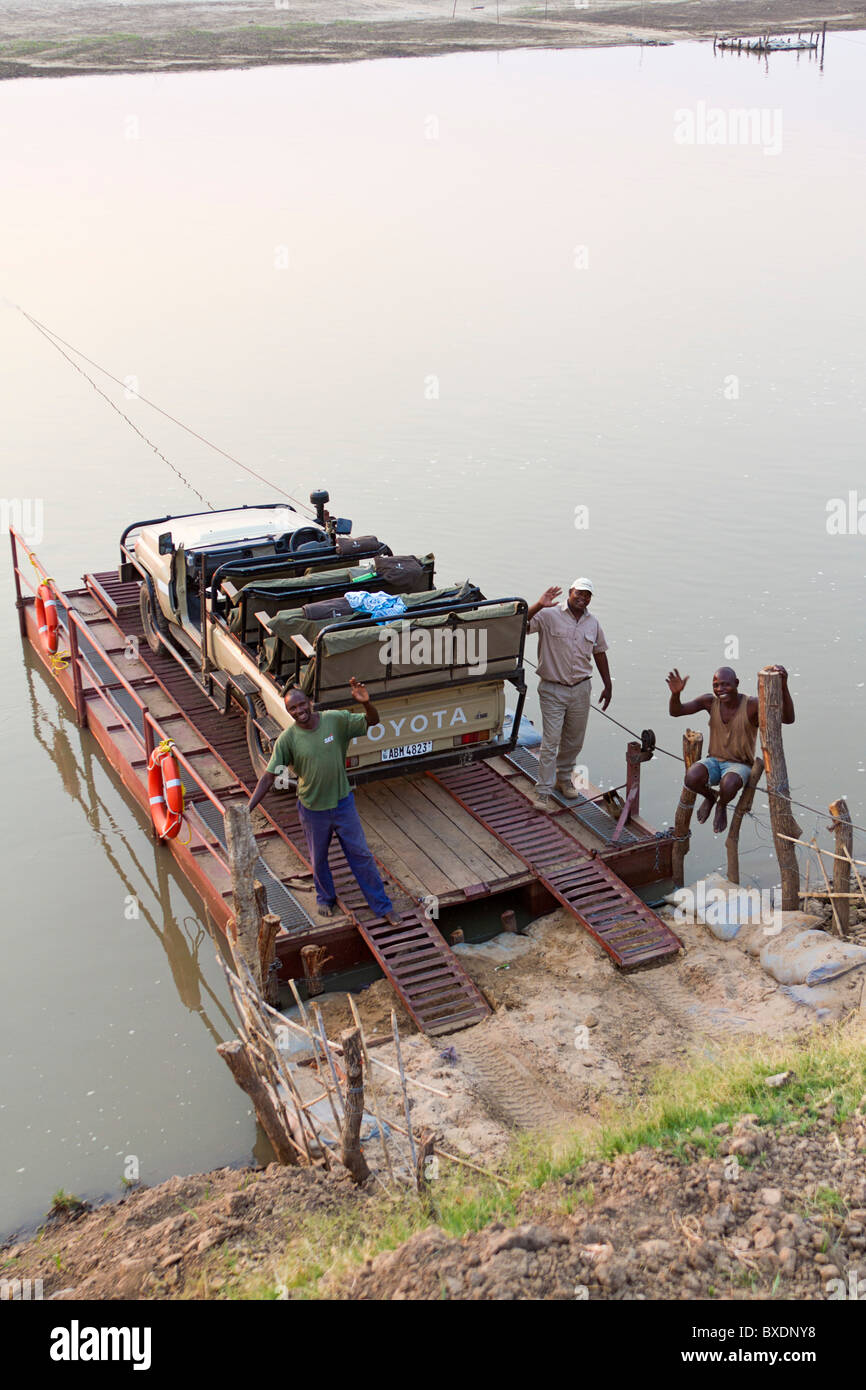 Pontoon Boat utilizado para cruzar el río Luangwa. El barco es arrastrado a través del río con la mano a través de un cable. Foto de stock