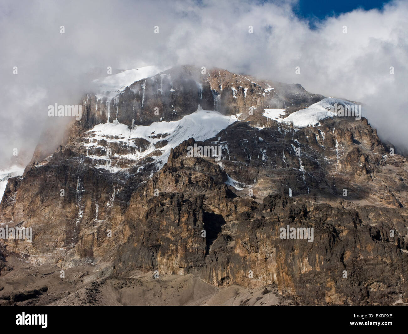 Los glaciares colgantes cubrir la pared de un acantilado en Kilimanjaro. Foto de stock